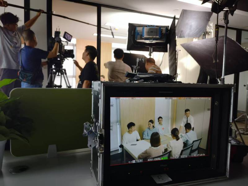 新洲区TVC拍摄公司：科技产品视觉化大师，诠释未来感与功能美学